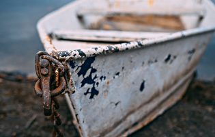 Barco que naufragou no passado sábado no rio Douro encontrado na praia de Vila do Conde