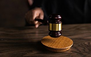 Homem acusado de matar outro na Póvoa de Varzim em silêncio na repetição do julgamento
