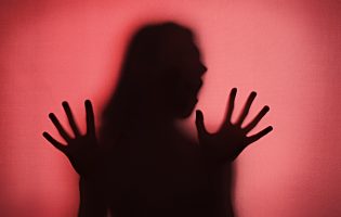 Menor institucionalizada em Barcelos exposta a mil contactos para prostituição e pornografia