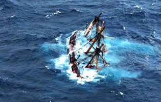 8 pescadores resgatados com vida após naufrágio de barco ao largo do porto da Póvoa de Varzim