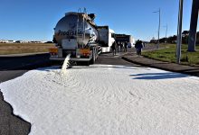 Agricultores da Galiza intercetam e despejam 15 mil litros de leite de camião de Vila do Conde