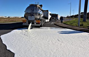 Agricultores da Galiza intercetam e despejam 15 mil litros de leite de camião de Vila do Conde