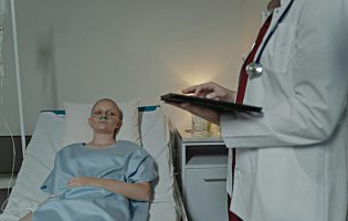 Parlamento rejeita reforço do pagamento a 100% do subsídio de doença para pessoas com cancro