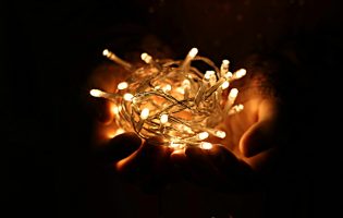 Polícia Judiciária detém 4 pessoas por alegado esquema criminoso com iluminações de Natal