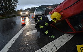 Choque entre 4 viaturas na Estrada Nacional 13 na Maia faz um morto e quatro feridos ligeiros