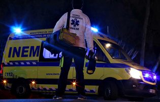 Colisão entre dois carros provoca morte a jovem de 25 anos e dois feridos ligeiros na EN14 na Maia