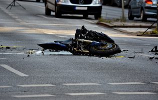 Dois feridos ligeiros após acidente de mota na freguesia de Rio Mau em Vila do Conde