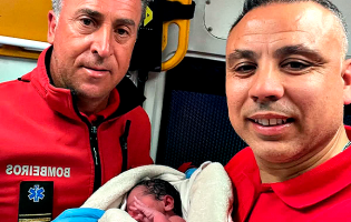 Bombeiros Valdemar Maia e Nuno Silva fazem parto de bebé dentro de casa em Vila do Conde