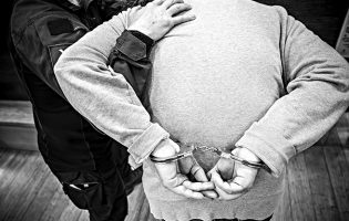 Polícia Judiciária detém jovem de 20 anos na Maia por suspeita de matar o padrasto de 50 em casa