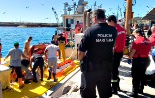 6 pescadores resgatados e 1 desaparecido em naufrágio de barco de Vila do Conde em Sesimbra