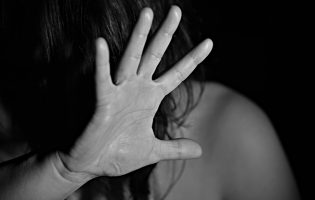 Detido homem suspeito de violação de mulher familiar na casa onde viviam na Póvoa de Varzim